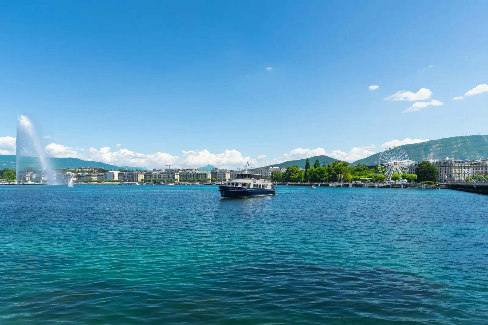 La rade de Genève et le Jet d'eau sous un ciel bleu