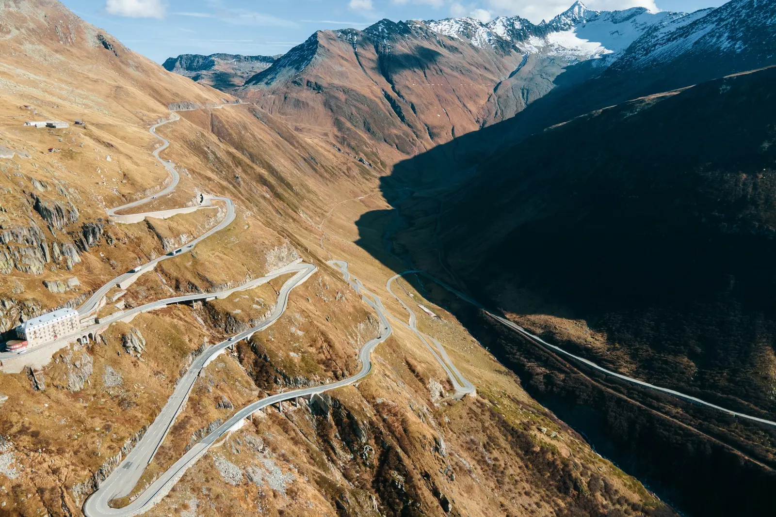 Route de montagne dans les Alpes