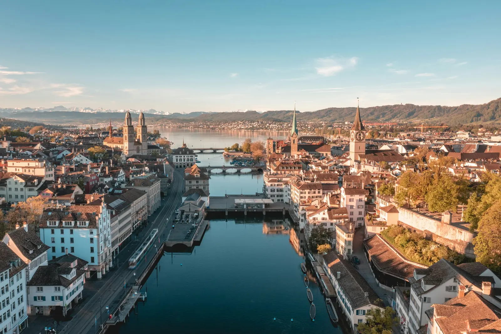 Vue de Zurich, la Limmat et la vieille ville au lever du jour